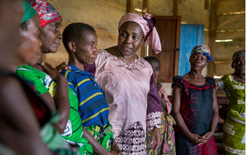 BENI, RÉPUBLIQUE DÉMOCRATIQUE DU CONGO - 12 OCTOBRE 2015 : Julienne Lusange rend visite aux bénéficiaires de son organisation SOFEPADI le 12 octobre 2015 à Beni, en République démocratique du Congo. (Photo par Jonathan Torgovnik)